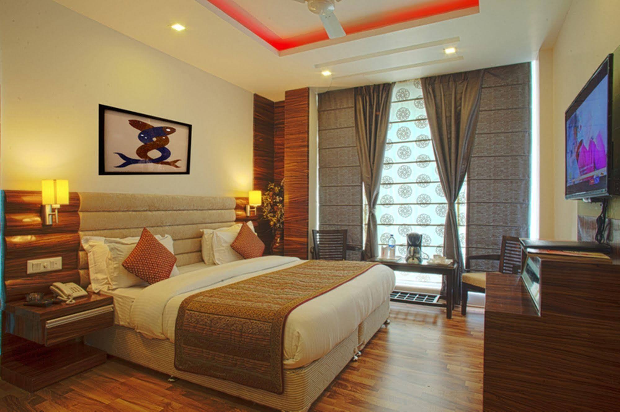 Hotel Delhi 55 -City Center Yeni Delhi Dış mekan fotoğraf