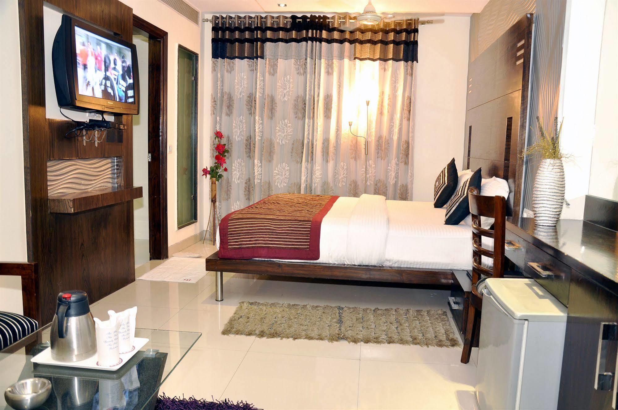 Hotel Delhi 55 -City Center Yeni Delhi Dış mekan fotoğraf