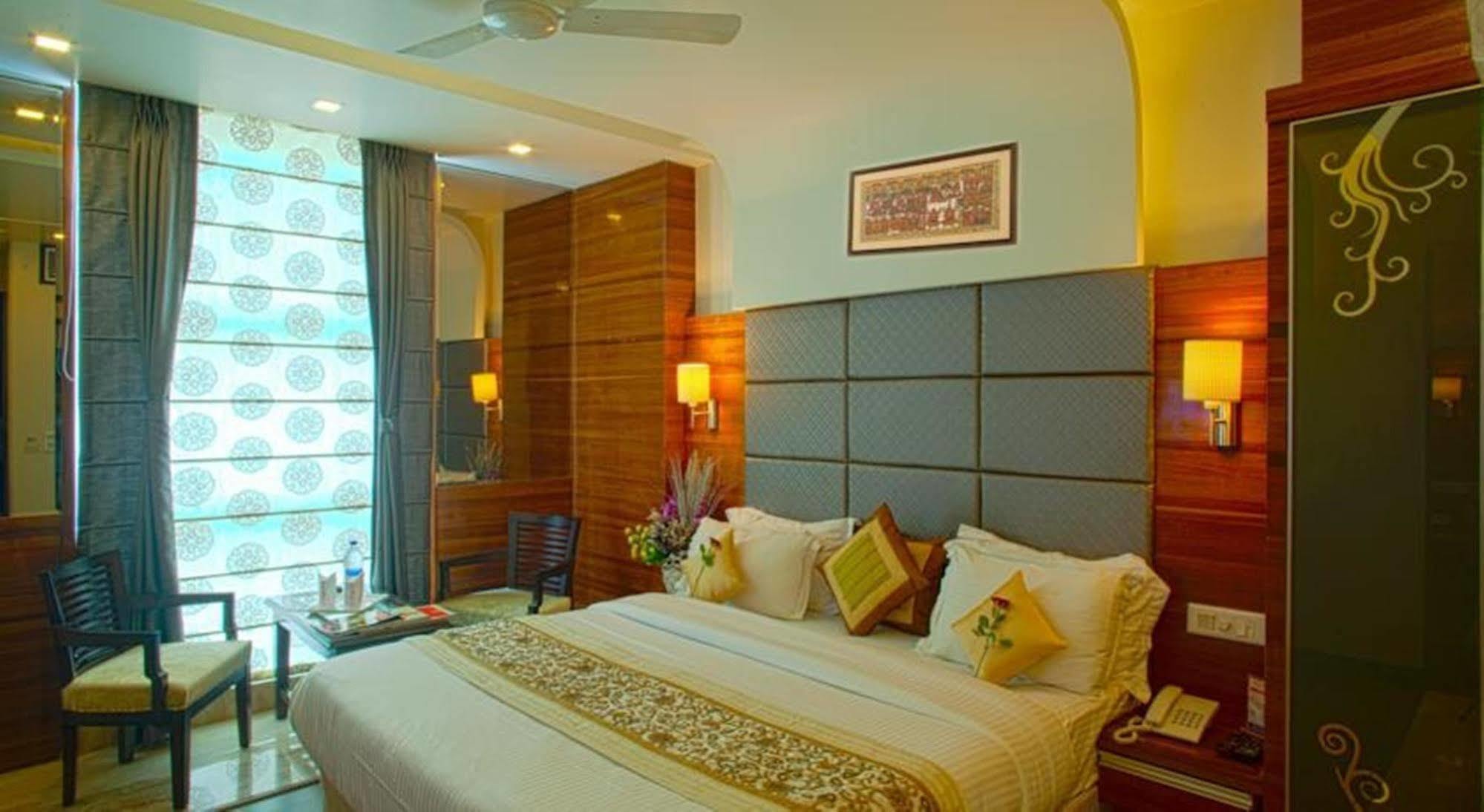 Hotel Delhi 55 -City Center Yeni Delhi Dış mekan fotoğraf