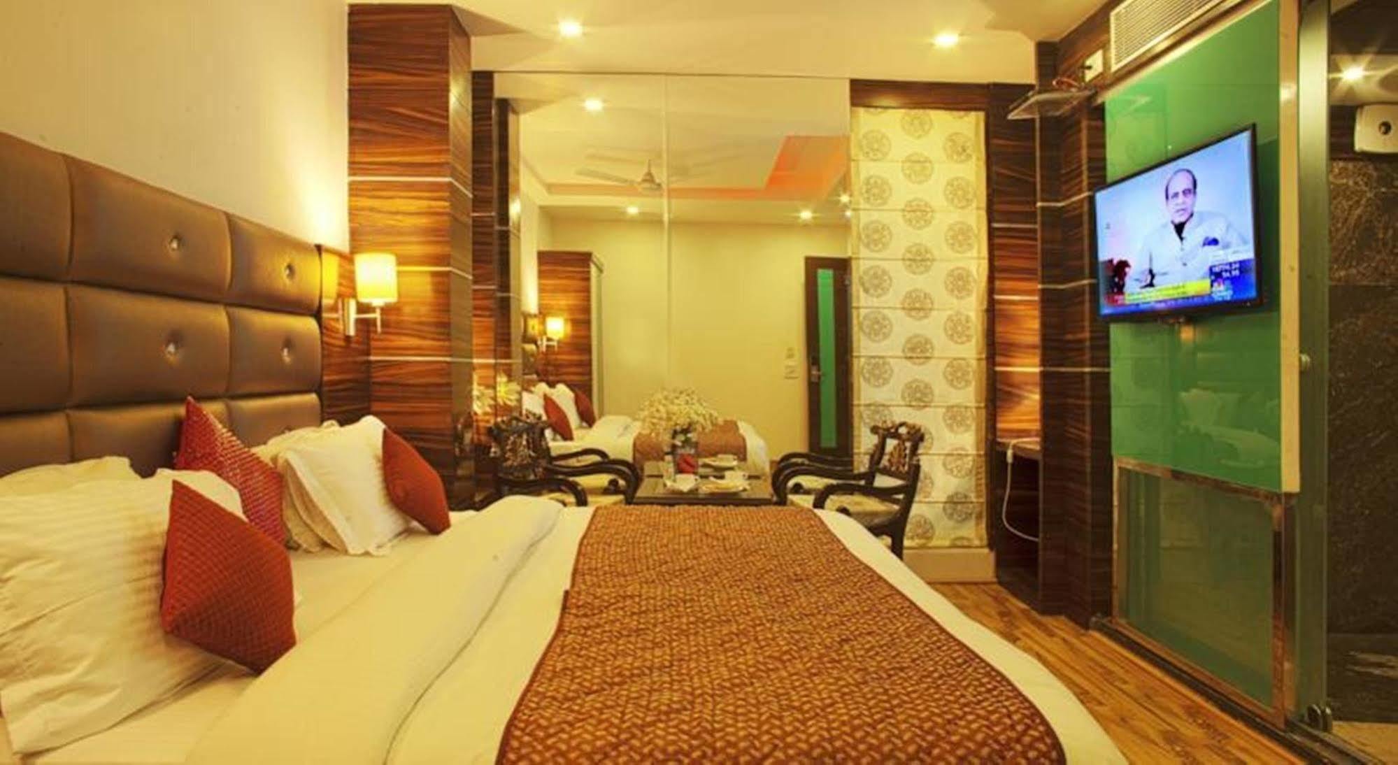 Hotel Delhi 55 -City Center Yeni Delhi Dış mekan fotoğraf
