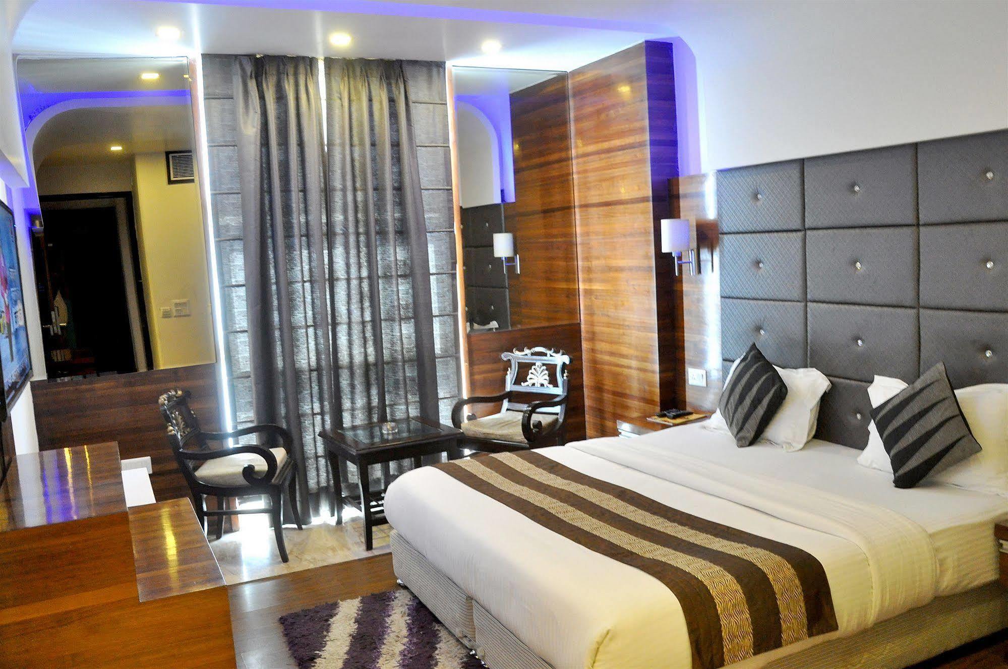 Hotel Delhi 55 -City Center Yeni Delhi Dış mekan fotoğraf