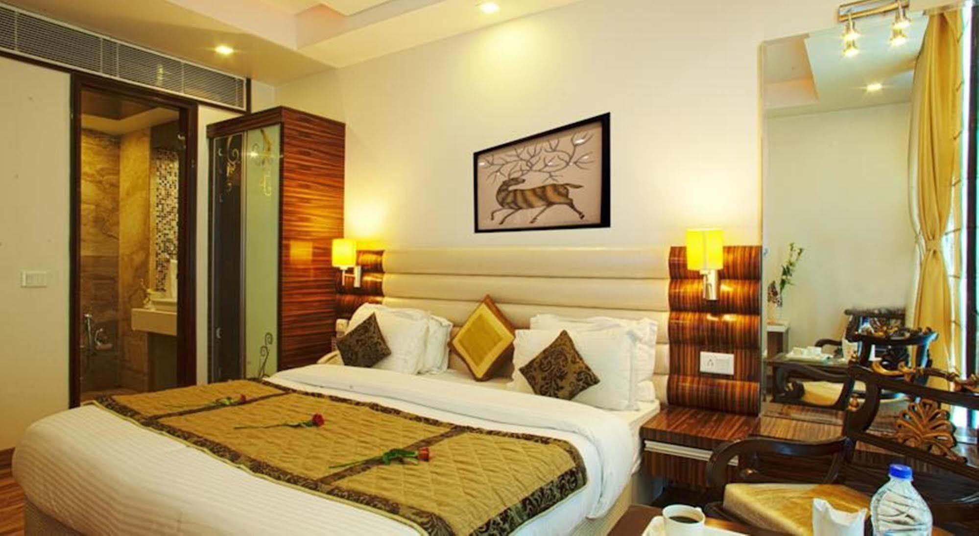 Hotel Delhi 55 -City Center Yeni Delhi Dış mekan fotoğraf